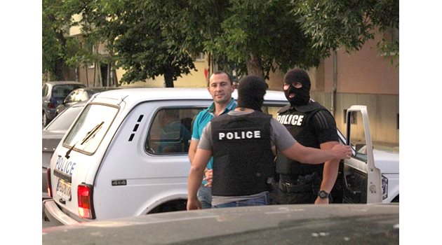 Полицаи водят Ральо Ралев към ареста.