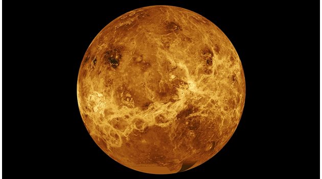 Заради близостта на Венера до Слънцето на нея е адски горещо.
