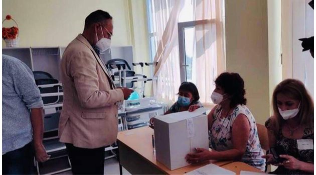 Любен Дилов гласува в Бургас.