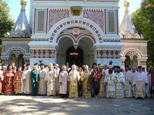 Обща снимка пред храма на участниците след литургията
Снимка: Ваньо Стоилов