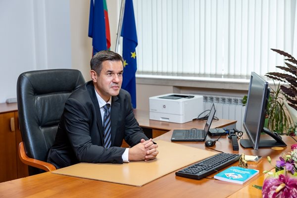Министърът на икономиката Никола Стоянов