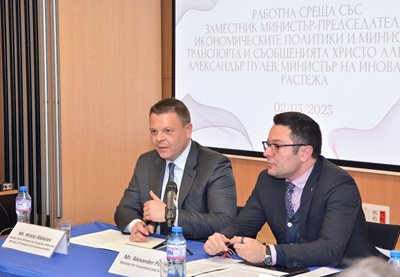 Най-одобряван от министрите с оценка 4,01 е министърът на иновациите и растежа Александър Пулев (вдясно), а най-харесван сред вицепремиерите с оценка 4,14 е Христо Алексиев