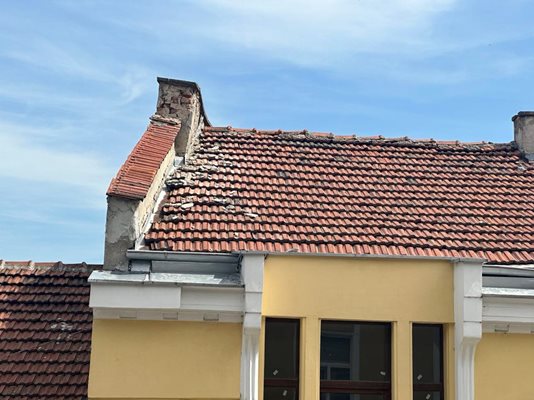 От покрива на сграда на ул. "Д-р Вълкович" в Пловдив изпопада мазилка.