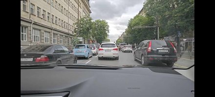 Журналистически експеримент 2: Как се минава по скандалното обновено трасе в центъра на София в час пик (Видео)