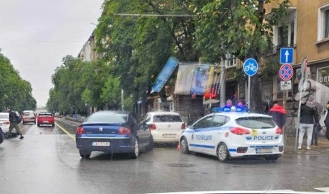 Кола се е забила челно в колчетата, поставени на новата велоалея, която изградиха на бул. "Патриарх Евтимий" в София Снимка: Фейсбук/Grigorov Svetoslav