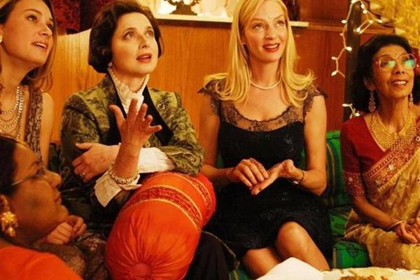 Ума Търман (втората от дясно на ляво) като съветничка по любовните проблеми сред фенки в "Съпруга по неволя" 
СНИМКА: АРХИВ
