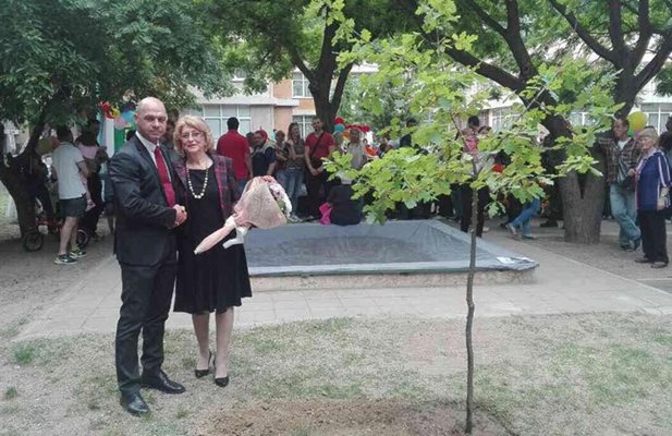 Кметът на "Тракия" Костадин Димитров и директорката Стела Колишева засадиха дъб.