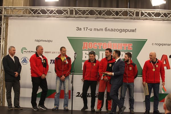 Антон Хекимян с планинските спасители от Дупница и Банско.