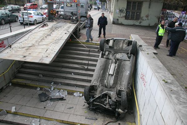 Зрелищната гледка на обърналия се автомобил събра десетки любопитни