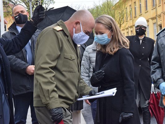 Дани Каназирева се съветва с началника на НОЩ. 