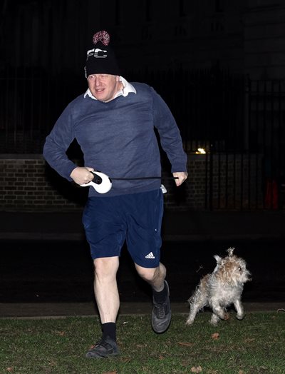 Британският премиер Борис Джонсън бяга с кучето си Дилин през Сейнт Джеймс Парк в Лондон
Снимки: Ройтерс