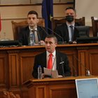 Енергийният министър Александър Николов на парламентарната трибуна. Неговото ведомство реши да отговори акуратно на въпрос на опозицията и от това възникна разминаване за 3 милиарда лева.

СНИМКА: “24 ЧАСА”