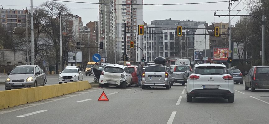 Верижна катастрофа е станала на столичния бул. "Сливница" СНИМКА: Фейсбук/Катастрофи в София