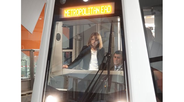 Кметът на София Йорданка Фандъкова тества новите автоматични влакове за третата линия на метрото.