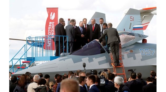 Путин, Ердоган и военните министри разглеждат модерния изтребител.