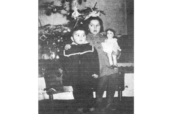 Братът и сестрата Борисови пред новогодишна елха. Двамата са изключително близки и винаги са разчитали един на друг.
