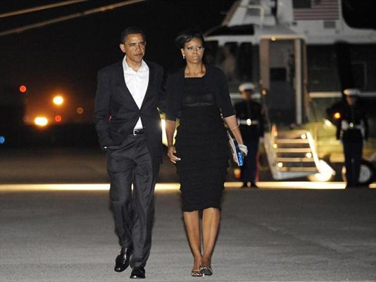 Американският президент Барак Обама и съпругата му Мишел се отправят към самолета, който ще ги върне във Вашингтон след края на театралната пиеса на Бродуей (вляво). 
СНИМКИ: РОЙТЕРС