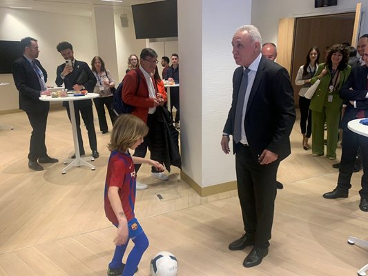 С екип на “Барселона”, Теодор, синът на Елена Йончева, показа футболните си умения пред Христо Стоичков.