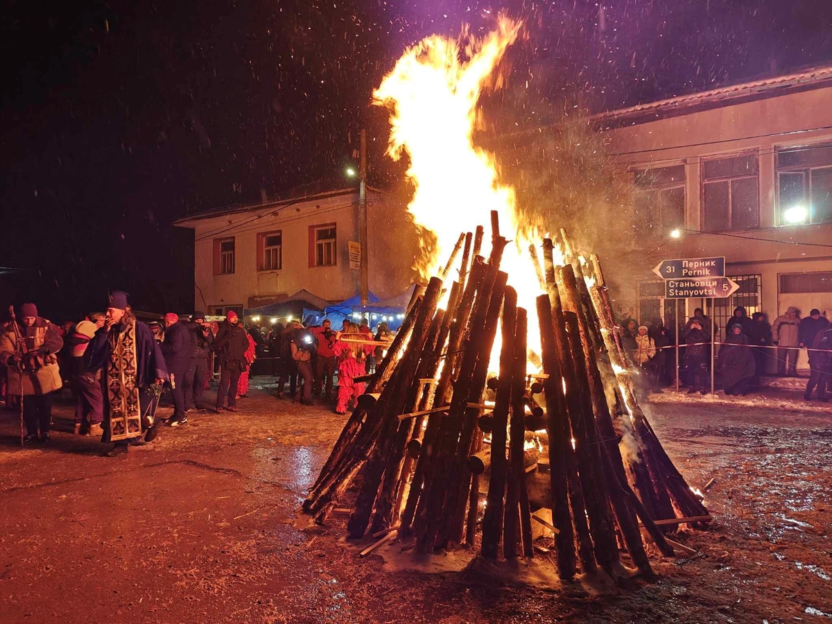 Село Кошарево посрещна Сурва с буйни танци и звън на звънци (Галерия)