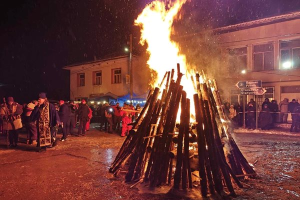 Село Кошарево посрещна Сурва с буйни танци и звън на звънци СНИМКИ: Георги Кюрпанов-Генк