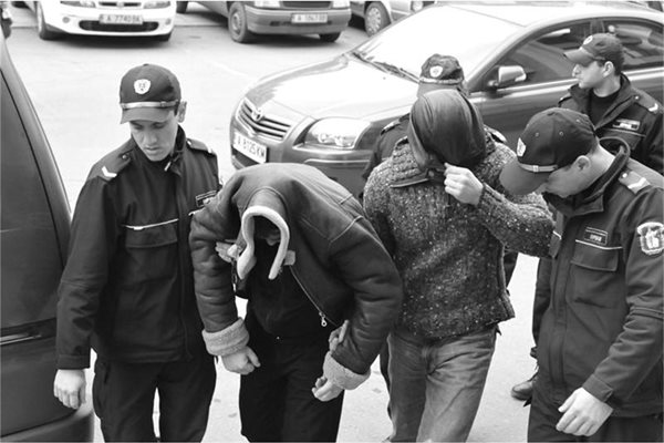 Полицаи водят задържани към ареста. 
СНИМКА: БУЛФОТО