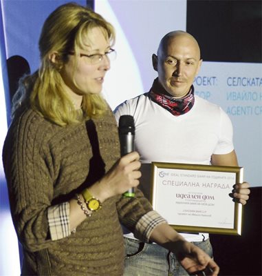 Николета Киркова, главен редактор на “Идеален дом” връчва наградата на Ивайло Николов