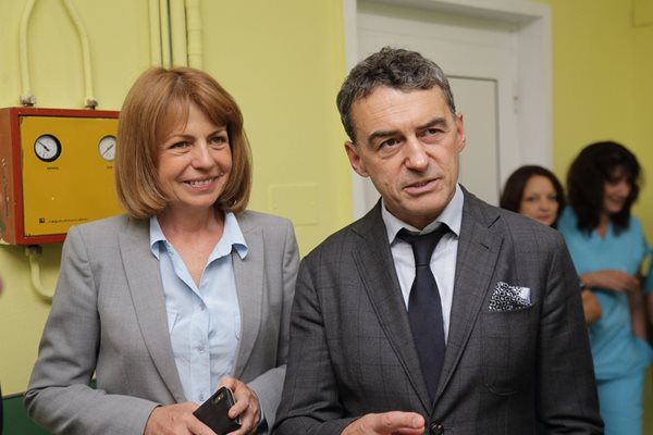 Кметът Йорданка Фандъкова представи в четвъртък проф. Петров като ново и надпартийно лице в листата за общински съветници на ГЕРБ в София.