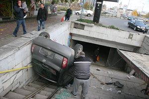 Вижте как пияна шофьорка влетя по таван в пловдивски подлез (Снимки)