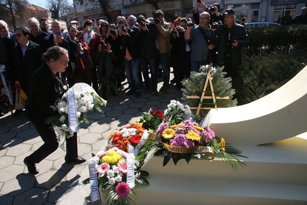 Венци и цветя бяха поднесени на Паметника на благодарността в Пловдив