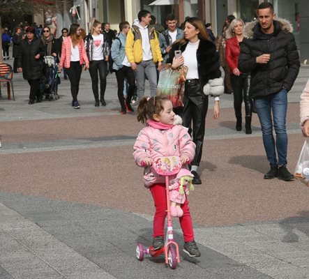 Детенце кара тротинетка по главната улица на Пловдив.