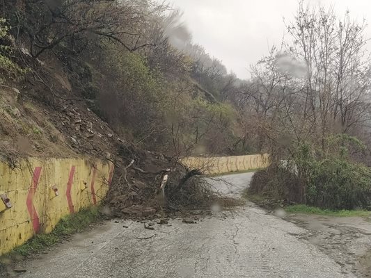 Рухналата земна маса от дъждовете блокира три села над Асеновград. Снимка: Авторът