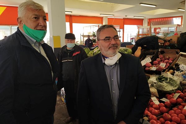 Д-р Ангел Кунчев и кметът Здравко Димитров обикалят сергиите на Четвъртък пазара. Снимки: Радко Паунов