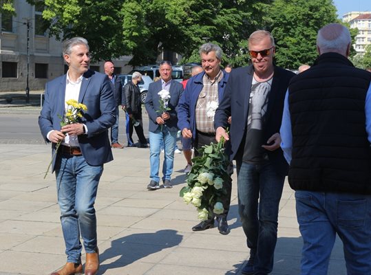 Наско Сираков (вдясно) поднася цветя на паметника на Васил Левски в деня на 106-ата годишнина от основаването на “сините”. Вляво от него са Тодор Батков и Павел Колев.