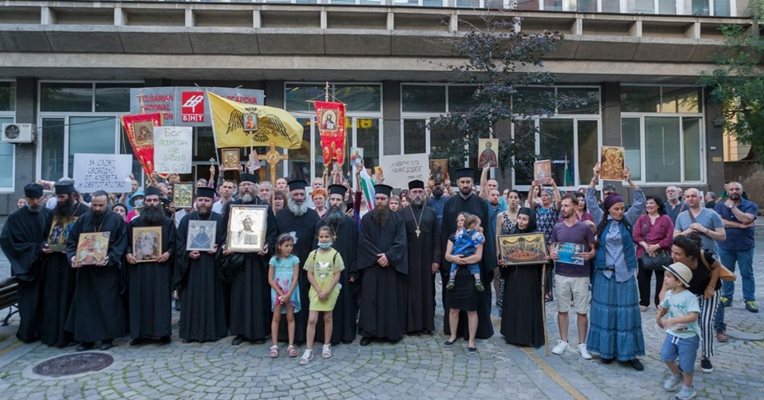 Духовници и миряни на бдение пред БНТ заради антицърковното предаване "Вяра и общество"