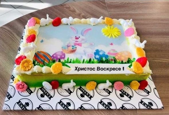 Кметът е приготвил и торта за децата в Центъра за настаняване