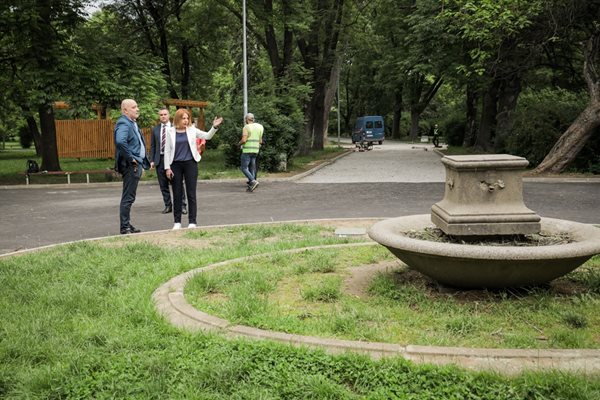 Йорданка Фандъкова и Димитър Димов провериха ремонта на парка.
СНИМКА: АДЕЛИНА АНГЕЛОВА