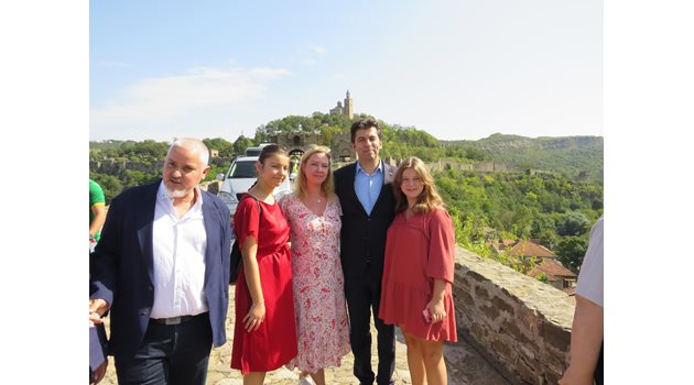 Съпредседателят на “Промяната” Кирил Петков, съпругата му Линда и две от дъщерите им бяха на честванията на хълма “Царевец”.