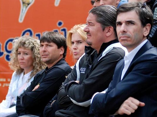 Родителите на Григор Димитров гледат от трибуните в компанията на треньора Петер Лундгрен.