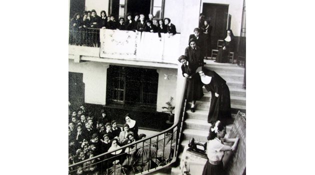 Върбинка /вдясно/ провежда една от своите демонстрации пред монахини в Йерусалим през 1950 година.
Снимка: РИМ в Търговище
