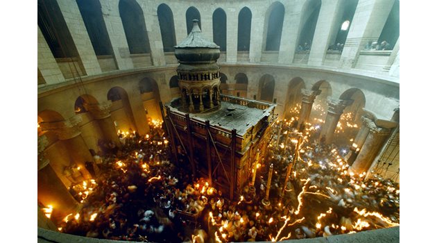 Доскоро Божи гроб опасан от метални колони, тъй като различните религии не можеха да се разберат кой да го ремонтира.