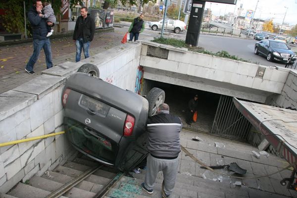 Колата влетяла по таван в подлез край Водната палата в Пловдив  СНИМКИ: Евгени Цветков