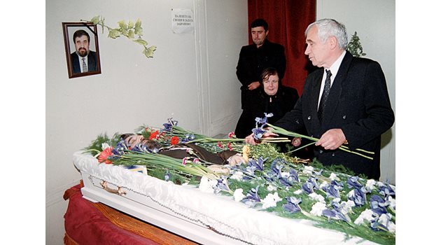 Жельо Желев поднася цветя на погребението на Георги Спасов.