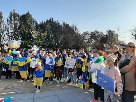 Повечето от мирно протестиращите в Бургас бяха украински бежанци.