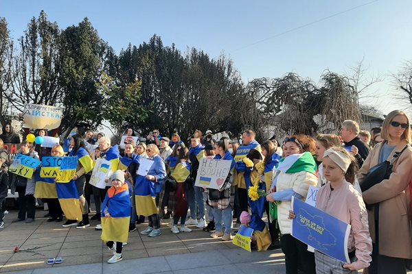 Повечето от мирно протестиращите в Бургас бяха украински бежанци.