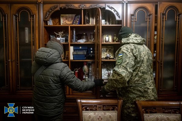 Украинските спецслужби откриха проруска литература, милиони парични средства и "подозрителни" граждани на Руската федерация при обиски в  помещенията на Украинката православна църква. СНИМКИ: СБУ
