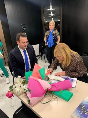 Депутатът Жечо Станков изчака на опашката за автограф.