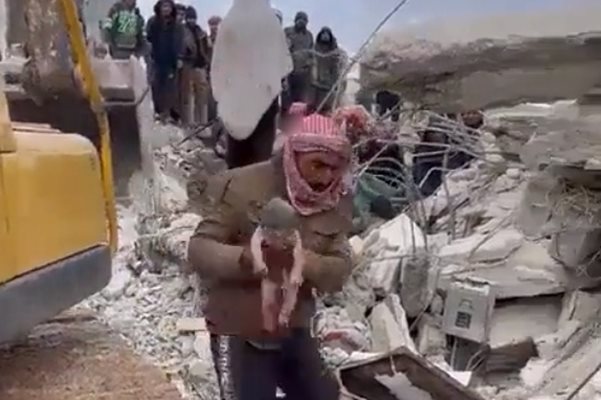 Вижте как жена роди бебе под руините в Турция (видео)