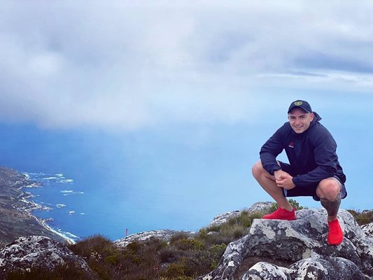 Деан Генов сниман на фона на океана от едно много популярно за излети място в Кейптаун – върхът Маунт тейбъл Снимка: Facebook/Деан Генов