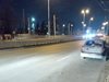 Изоставена кола със счупено задно стъкло на зле осветено място затруднява движението в София