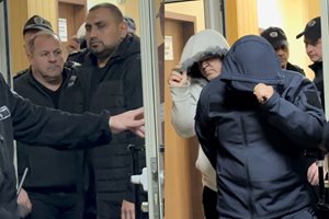 Полицаите и шефовете в "Ботев", обвинени в рекет, остават под ключ